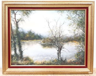tableau représentant un paysage fluvial avec des arbres et de l'eau, dans un cadre doré