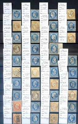 de nombreux timbres exposés au mur