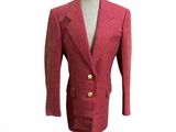 une photo d'une veste rouge sur un mannequin