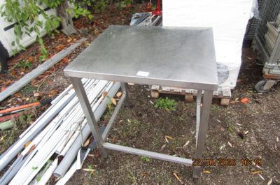 une table en métal posée à même le sol