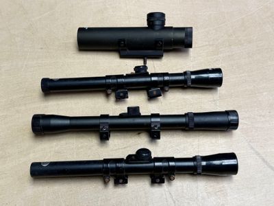 Quatre types de fusils différents sont alignés sur une table