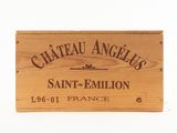 une boîte en bois sur laquelle est accrochée une pancarte indiquant « Château Angelus »