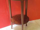 une petite table en bois surmontée d'une étagère