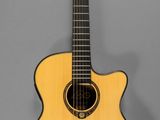 une guitare acoustique accrochée au mur