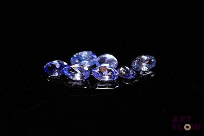 un ensemble de saphirs bleus posés sur une surface noire