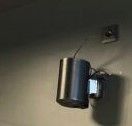vue en plan d'une salle de bains équipée de toilettes et d'un distributeur de papier toilette