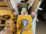 une machine posée sur une table dans une pièce