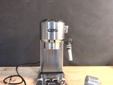 une photo d'une cafetière posée sur une table en bois