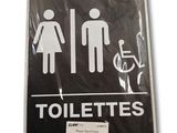 un panneau de toilettes en noir et blanc représentant un homme et une femme