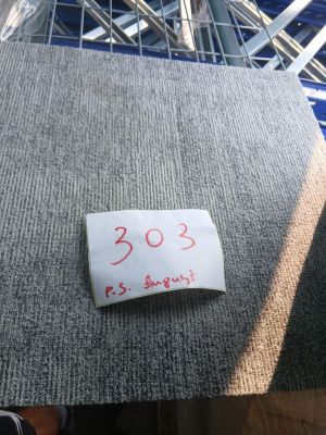 un morceau de papier posé par terre