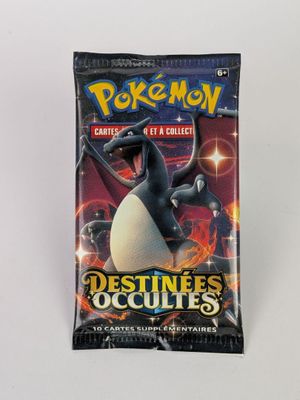 un gros plan sur un paquet de cartes du jeu de cartes à collectionner Pokémon