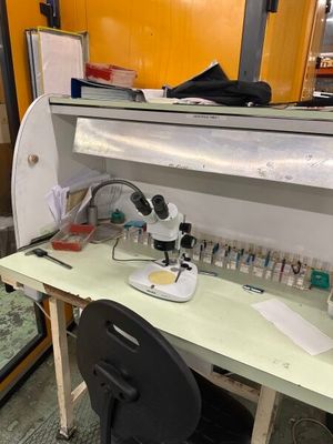 un bureau sur lequel se trouvent une chaise et un microscope