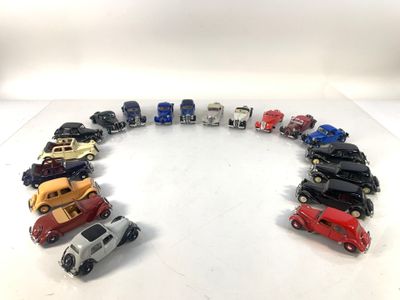 un groupe de petites voitures disposées en cercle sur une surface blanche