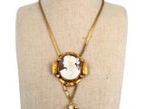 gros plan d'un collier sur un mannequin mannequin mannequin mannequin mannequin mannequin mannequin mannequin mannequin