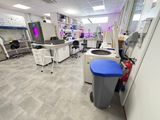 une image représentant un laboratoire avec une poubelle bleue