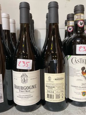 plusieurs bouteilles de vin sont alignées sur un comptoir