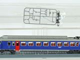 un train bleu et rouge exposé dans une boîte transparente