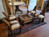 quatre chaises et une table au milieu d'une pièce