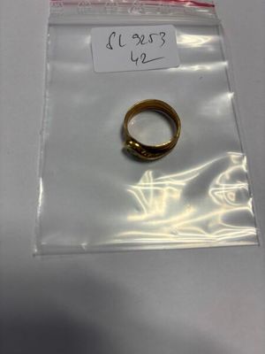 une bague en or dans un sac en plastique posé sur une table