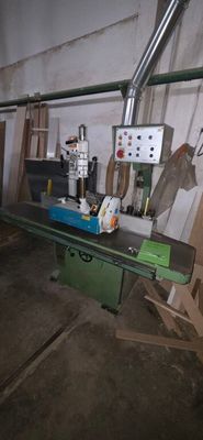 une grande machine installée dans une pièce