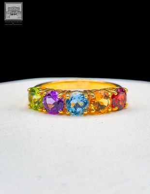 Bague en or jaune 750°/.(18K), ornée de péridot, améthyste, …