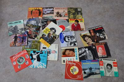 Important lot d'environ 170 vinyles 45 tours