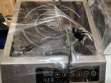 une cuisinière sur laquelle il y a beaucoup de fils