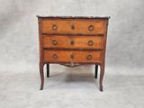 une commode ancienne avec dessus en marbre