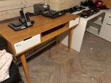 un bureau en bois sur lequel se trouve un téléphone