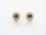 une paire de boucles d'oreilles en saphir et diamant