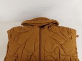 une photo d'une veste matelassée marron à capuche