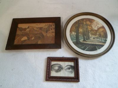 trois photos encadrées sur le mur à côté d'une horloge