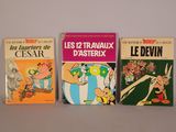 trois livres pour enfants sont alignés sur une surface blanche