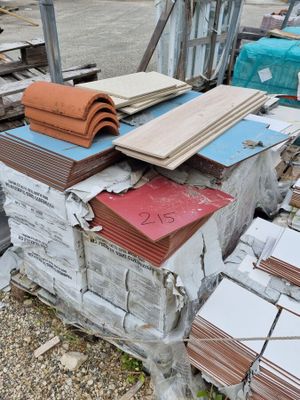 un tas de carreaux par terre, à côté d'un autre tas de carreaux