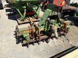 une grosse machine verte posée sur une remorque