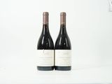 deux bouteilles de vin posées sur une table blanche