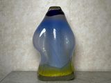 un vase bleu et jaune posé sur une table