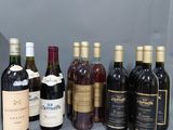 plusieurs bouteilles de vin sont alignées sur une table