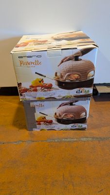 deux boîtes de gâteaux posées par terre l'une à côté de l'autre