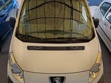 une camionnette blanche garée dans un parking à côté d'autres voitures
