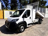 la photo d'un camion blanc garé sur un parking