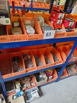 de nombreuses boîtes contenant des articles variés sur les étagères