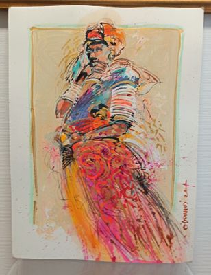 un tableau représentant une femme en robe colorée accroché au mur