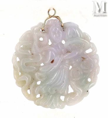 une image représentant un pendentif en jade blanc suspendu à une chaîne plaquée or