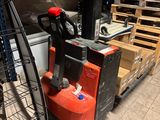un chariot élévateur à fourche garé dans un entrepôt