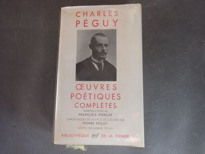 un livre sur lequel figure une photo de Charles Pequey