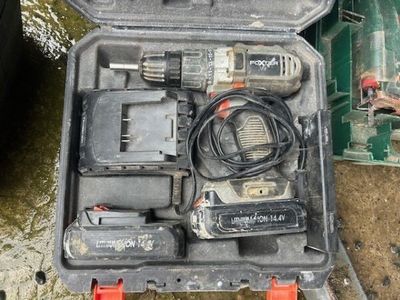 une trousse à outils dans un coffret en plastique posé par terre