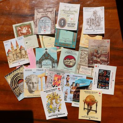 de nombreux types de cartes différents posés sur une table en bois