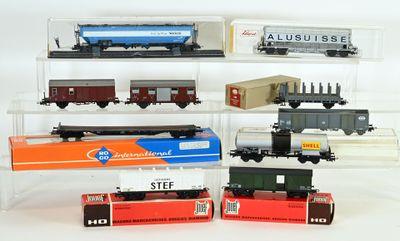 de nombreux petits trains exposés sur une étagère