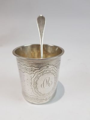 une coupe en argent d'où sort une cuillère